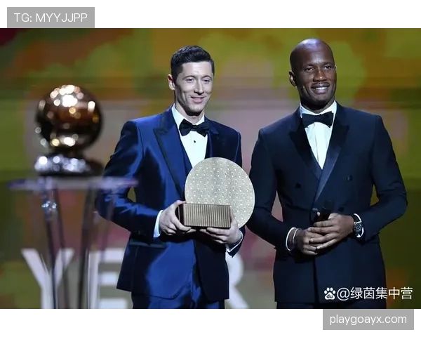 本泽马 vs 莱万:荣誉与关键战表现差距解析 本泽马 vs 莱万:荣誉与关键战表现差距解析