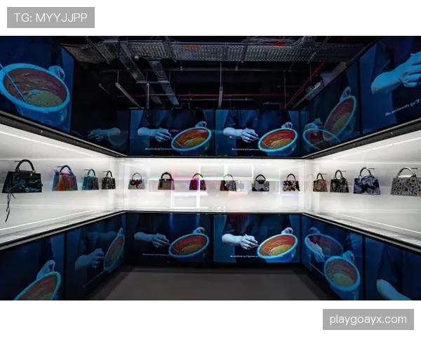 贾一凡居然在训练场边喝着限量版咖啡，谁告诉我这篮球场是咖啡厅？